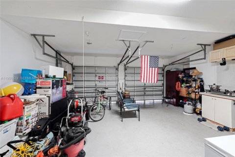 House in Miami, Florida 4 bedrooms, 220.36 sq.m. № 2010461 - photo 20