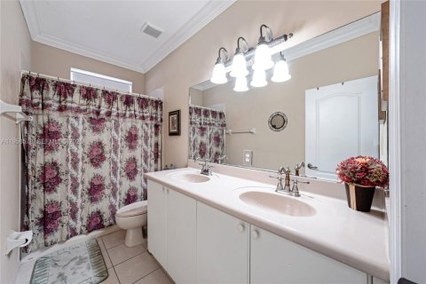 House in Miami, Florida 4 bedrooms, 220.36 sq.m. № 2010461 - photo 27