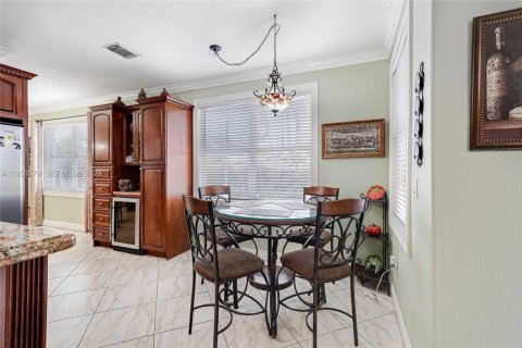 House in Miami, Florida 4 bedrooms, 220.36 sq.m. № 2010461 - photo 8