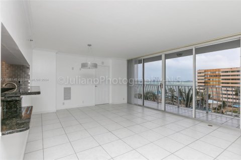 Condominio en venta en North Bay Village, Florida, 2 dormitorios, 95.69 m2 № 1711018 - foto 3