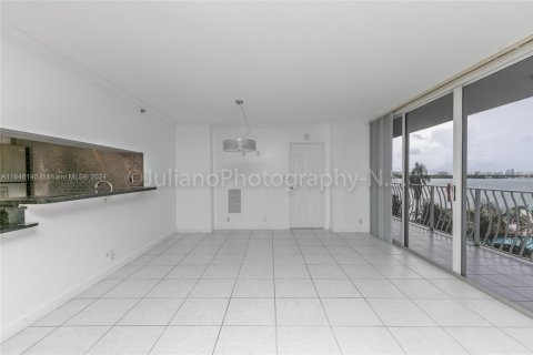 Condominio en venta en North Bay Village, Florida, 2 dormitorios, 95.69 m2 № 1711018 - foto 18