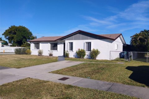 Casa en venta en Miami, Florida, 3 dormitorios, 129.51 m2 № 1995193 - foto 2