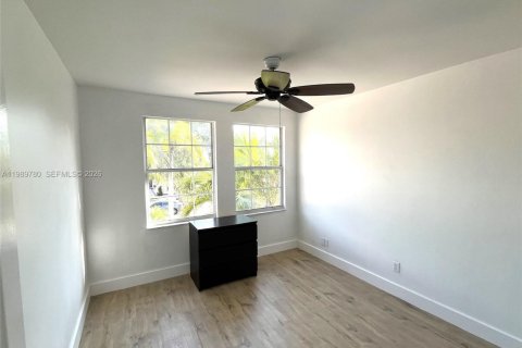 House in Miramar, Florida 4 bedrooms, 193.42 sq.m. № 2064633 - photo 12