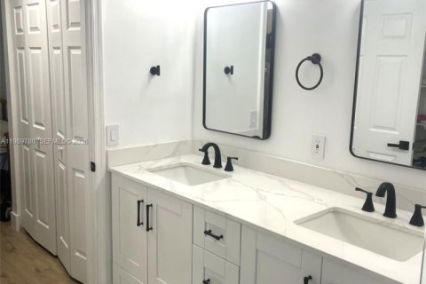 House in Miramar, Florida 4 bedrooms, 193.42 sq.m. № 2064633 - photo 21