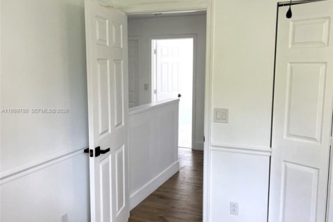 House in Miramar, Florida 4 bedrooms, 193.42 sq.m. № 2064633 - photo 9