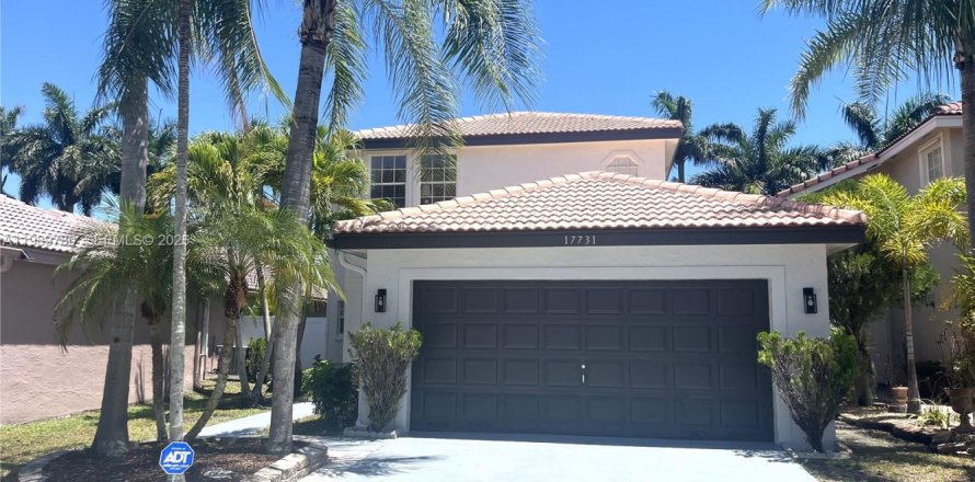 House in Miramar, Florida 4 bedrooms, 193.42 sq.m. № 2064633