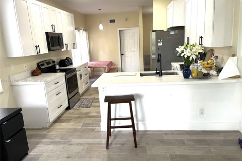 House in Miramar, Florida 4 bedrooms, 193.42 sq.m. № 2064633 - photo 3