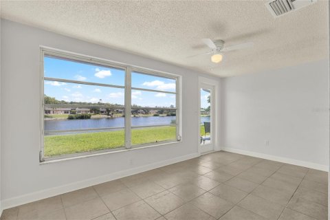 Condo in New Port Richey, Florida, 2 bedrooms № 2218201 - photo 7