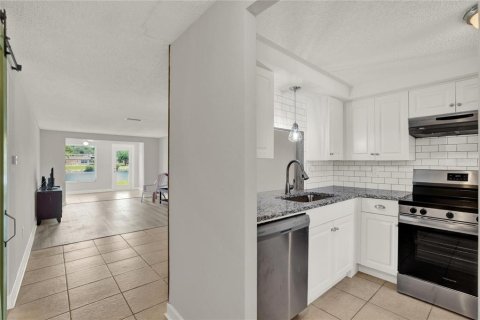 Condo in New Port Richey, Florida, 2 bedrooms № 2218201 - photo 4