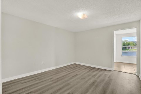 Condo in New Port Richey, Florida, 2 bedrooms № 2218201 - photo 9