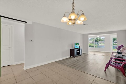 Condo in New Port Richey, Florida, 2 bedrooms № 2218201 - photo 6