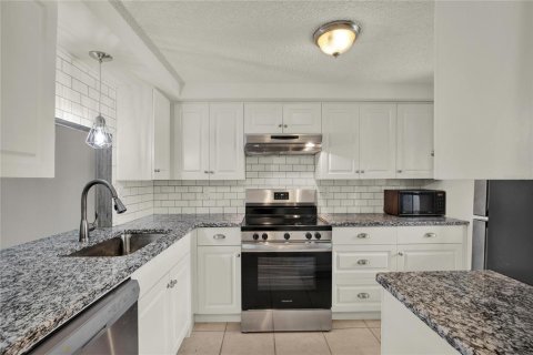 Condo in New Port Richey, Florida, 2 bedrooms № 2218201 - photo 2