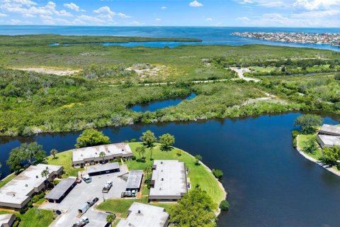 Condo in New Port Richey, Florida, 2 bedrooms № 2218201 - photo 19