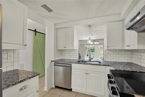 Condo in New Port Richey, Florida, 2 bedrooms № 2218201 - photo 3