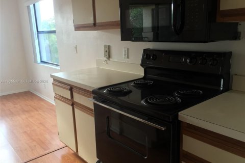 Apartamento en alquiler en Sunrise, Florida, 1 dormitorio, 70.05 m2 № 1984033 - foto 4