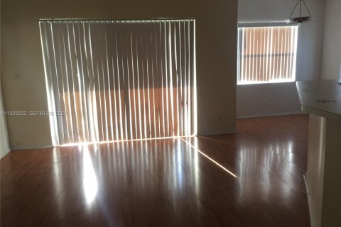 Apartamento en alquiler en Sunrise, Florida, 1 dormitorio, 70.05 m2 № 1984033 - foto 11