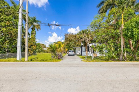 Propiedad comercial en venta en Miami, Florida № 2040858 - foto 2