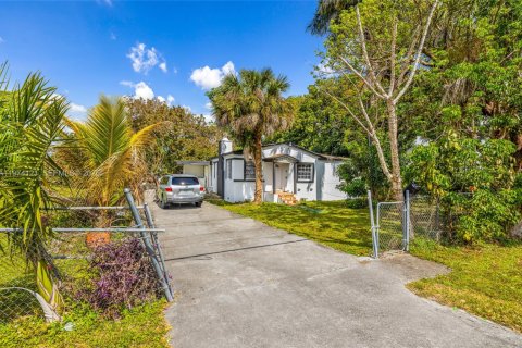 Propiedad comercial en venta en Miami, Florida № 2040858 - foto 3