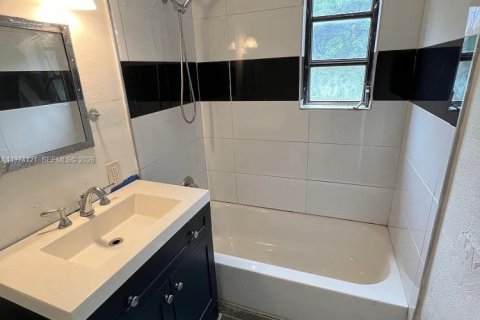 Propiedad comercial en venta en Miami, Florida № 2040858 - foto 11