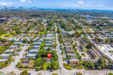 Propiedad comercial en venta en Miami, Florida № 2040858 - foto 21