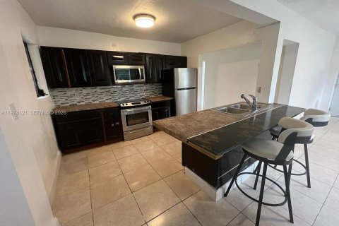 Propiedad comercial en venta en Miami, Florida № 2040858 - foto 8