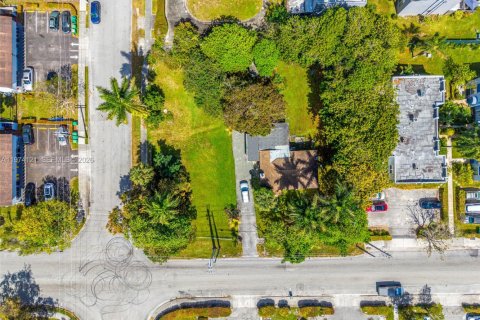 Propiedad comercial en venta en Miami, Florida № 2040858 - foto 12
