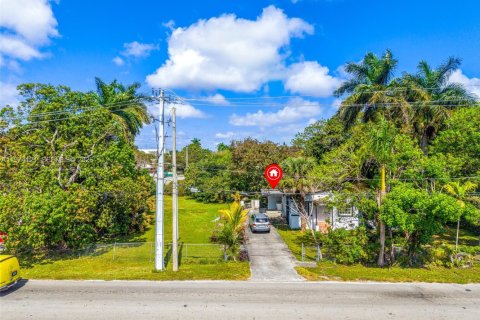 Propiedad comercial en venta en Miami, Florida № 2040858 - foto 25