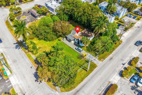 Propiedad comercial en venta en Miami, Florida № 2040858 - foto 13