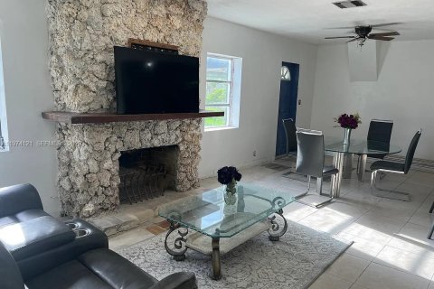 Propiedad comercial en venta en Miami, Florida № 2040858 - foto 7