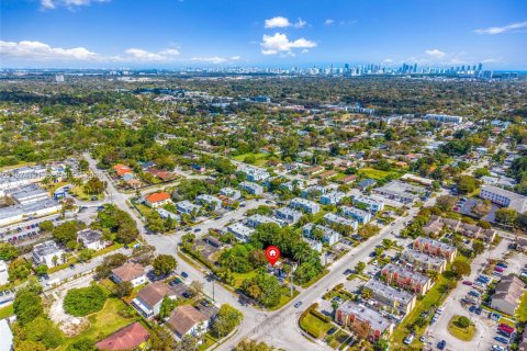 Propiedad comercial en venta en Miami, Florida № 2040858 - foto 23