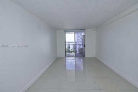 Condo in North Miami Beach, Florida, 1 bedroom  № 2015401 - photo 16