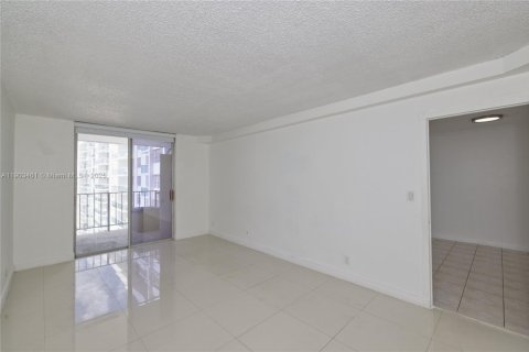 Condo in North Miami Beach, Florida, 1 bedroom  № 2015401 - photo 17