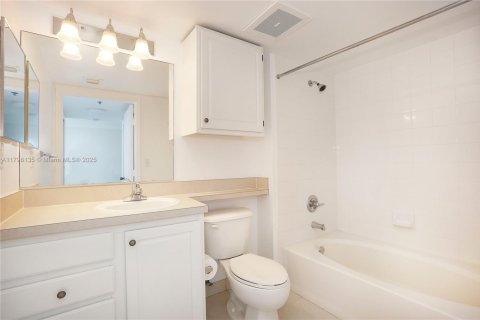 Condo in Miami, Florida, 2 bedrooms  № 1738398 - photo 8