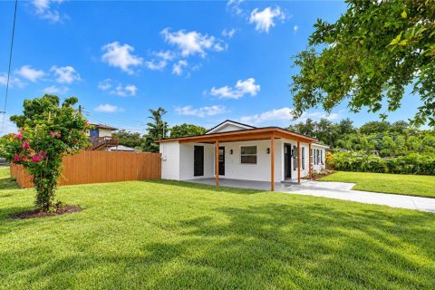 Villa ou maison à vendre à Tampa, Floride: 2 chambres, 97.18 m2 № 2408446 - photo 5