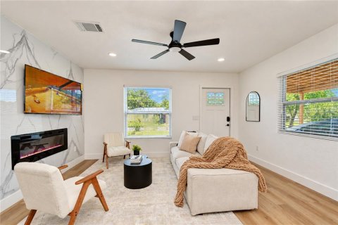 Villa ou maison à vendre à Tampa, Floride: 2 chambres, 97.18 m2 № 2408446 - photo 11