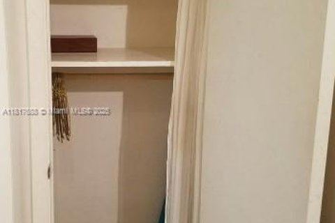 Купить кондоминиум в Майами-Бич, Флорида 35.3м2, № 2057845 - фото 4