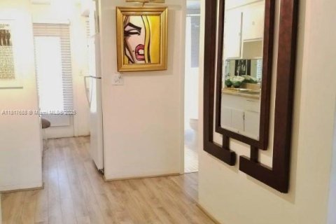 Купить кондоминиум в Майами-Бич, Флорида 35.3м2, № 2057845 - фото 2