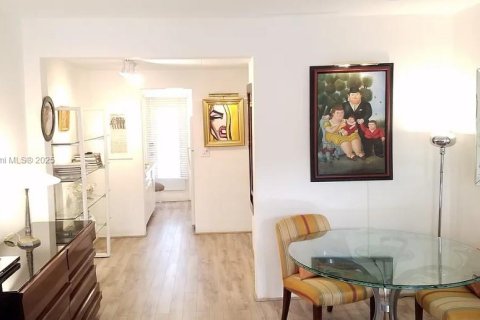 Студия в кондо в Майами-Бич, Флорида № 2057845