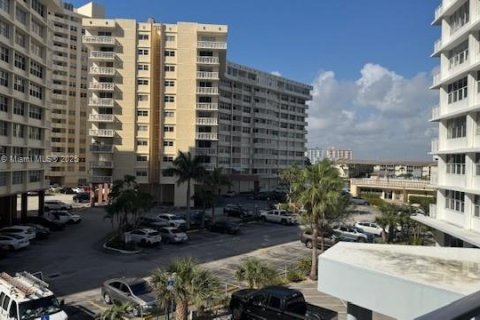 Condominio en venta en Hallandale Beach, Florida, 1 dormitorio, 66.8 m2 № 1977618 - foto 7