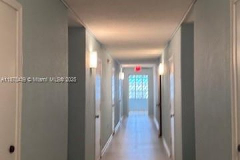 Condominio en venta en Hallandale Beach, Florida, 1 dormitorio, 66.8 m2 № 1977618 - foto 11