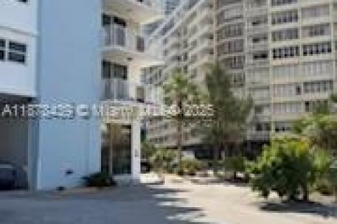 Condominio en venta en Hallandale Beach, Florida, 1 dormitorio, 66.8 m2 № 1977618 - foto 6