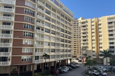 Condominio en venta en Hallandale Beach, Florida, 1 dormitorio, 66.8 m2 № 1977618 - foto 2