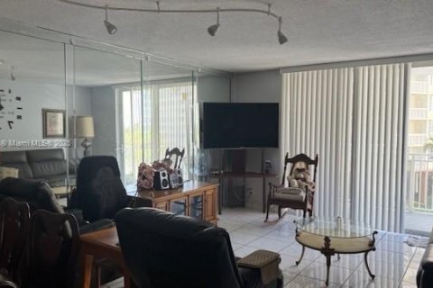 Condominio en venta en Hallandale Beach, Florida, 1 dormitorio, 66.8 m2 № 1977618 - foto 12