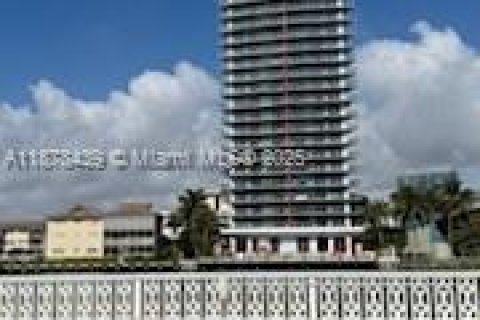 Condominio en venta en Hallandale Beach, Florida, 1 dormitorio, 66.8 m2 № 1977618 - foto 3