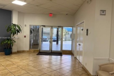 Condominio en venta en Hallandale Beach, Florida, 1 dormitorio, 66.8 m2 № 1977618 - foto 9