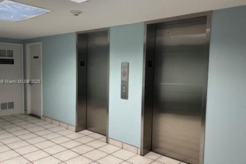 Condominio en venta en Hallandale Beach, Florida, 1 dormitorio, 66.8 m2 № 1977618 - foto 21