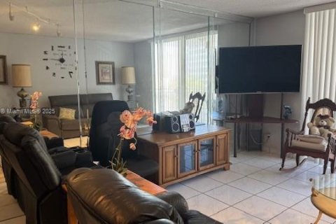 Condominio en venta en Hallandale Beach, Florida, 1 dormitorio, 66.8 m2 № 1977618 - foto 16