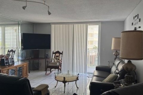 Condominio en venta en Hallandale Beach, Florida, 1 dormitorio, 66.8 m2 № 1977618 - foto 14