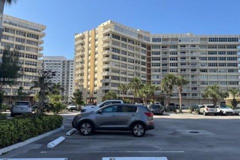 Condominio en venta en Hallandale Beach, Florida, 1 dormitorio, 66.8 m2 № 1977618 - foto 1