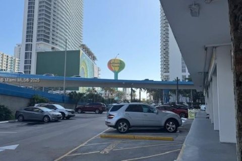 Condominio en venta en Hallandale Beach, Florida, 1 dormitorio, 66.8 m2 № 1977618 - foto 4